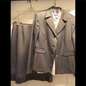 KASPER size 10 ladies suit (jacket and skirt). Like new condition. Fully lined.